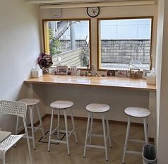 店内窓側カウンター