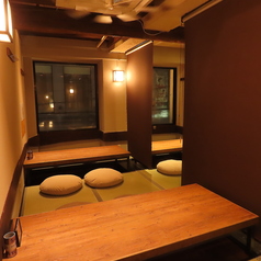 ゆったりと会話を楽しめる掘りごたつ席。視線を遮るブラインドを下ろせば、半個室のような落ち着きとプライベート感がさらに増し、宴会やデートなど仲間との特別な時間にぴったりです。