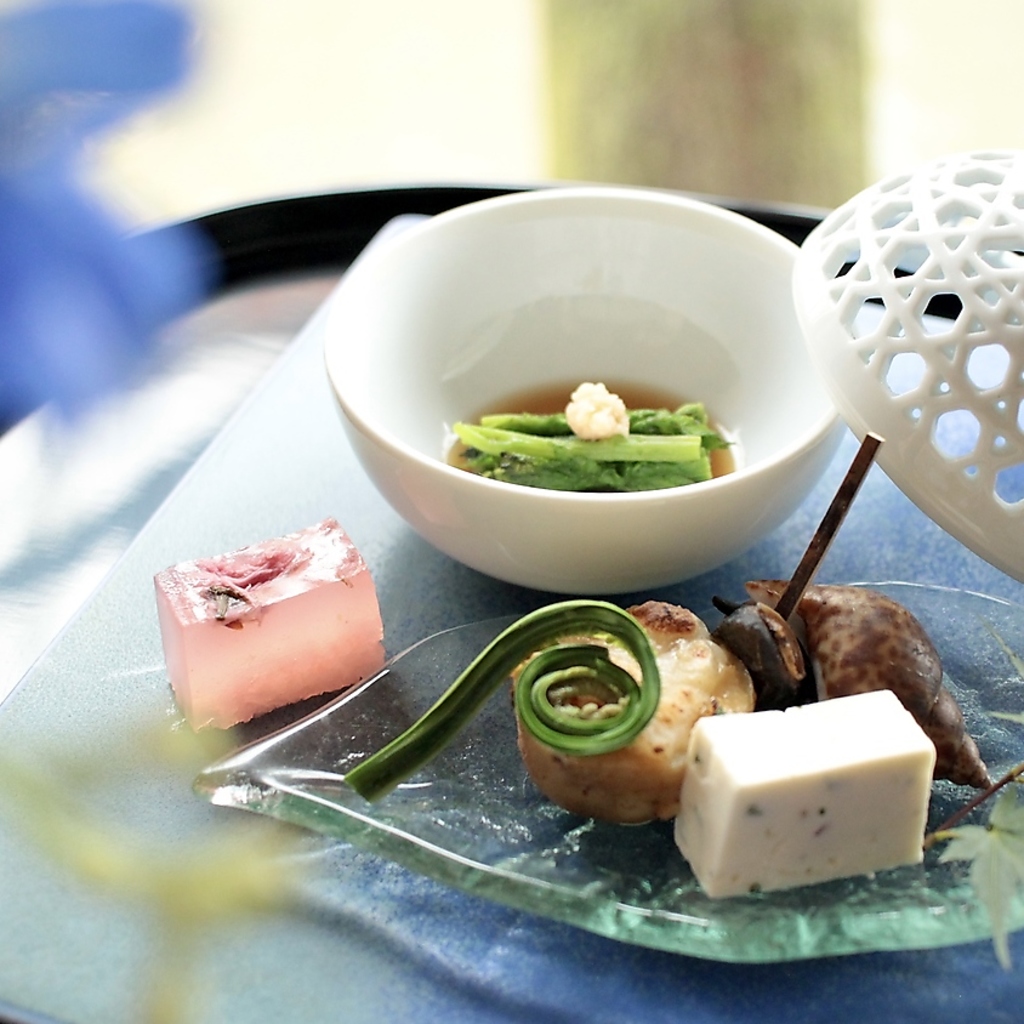 味はもちろん、目でも愉しめるお料理を提供いたします。移り変わる季節を舌と目でお楽しみください。