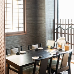 板間の小上がりでテーブル・イス席、2名様から4名様までご利用頂けるお席です。