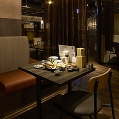 一人でも楽しめるテーブル席も御座います。