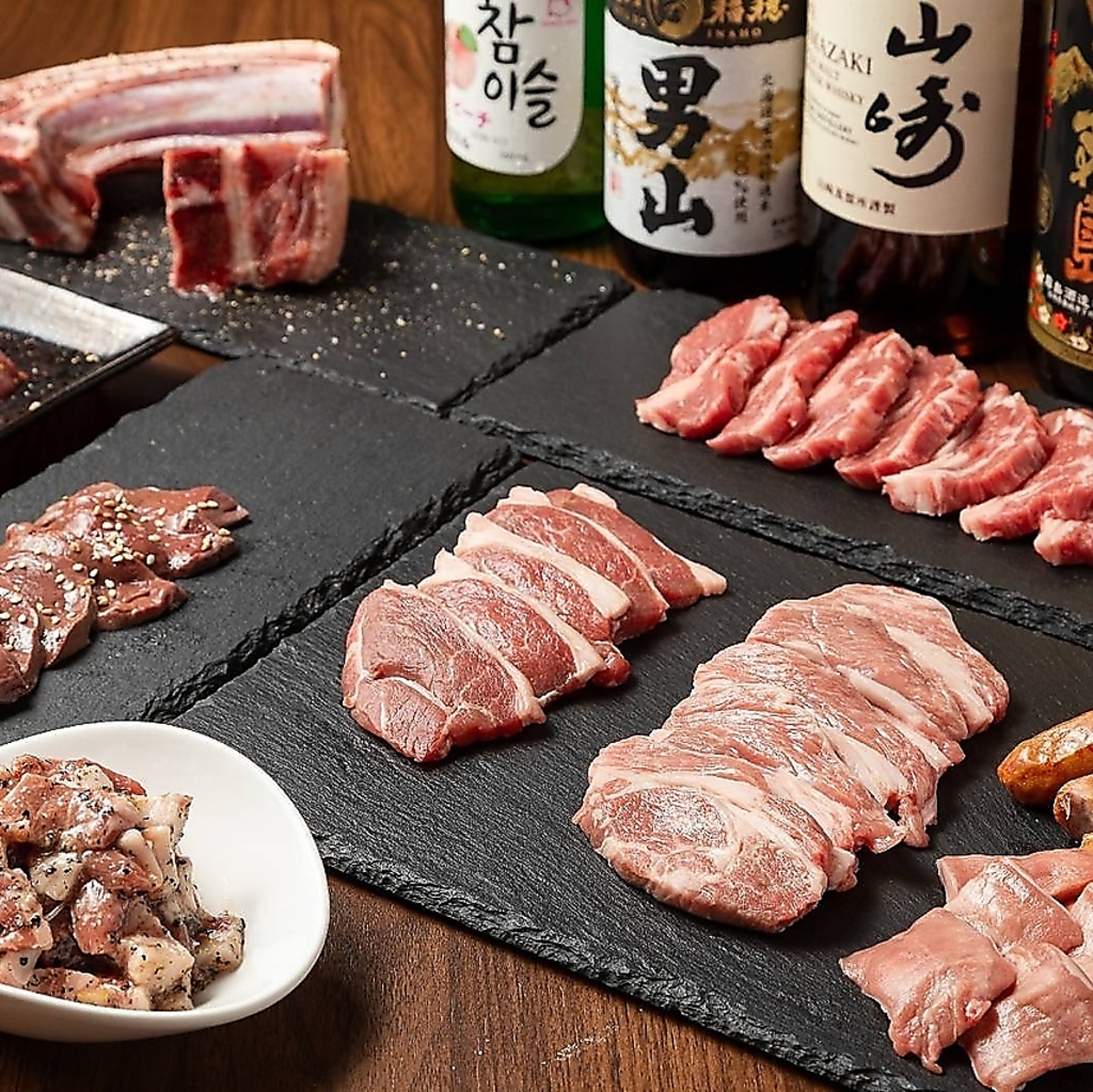 溶岩プレートの遠赤外線効果でふっくらジューシーに仕上げる絶品焼肉。ご家族でのお食事にもオススメ