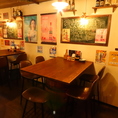当店はお客様にリラックスしてお過ごしいただけるような、アットホームな雰囲気が自慢です。テーブル間にはのれんがあり、周りを気にせずゆったりと素敵な時間をお楽しみいただけます。