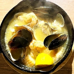 海鮮類の具だくさんアヒージョ