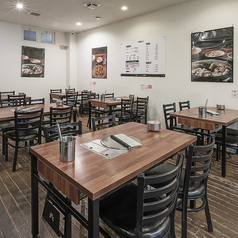 名物ナッコプセが食べられる白を基調とした明るい店内。4人1テーブルのほどよい距離感で、女子会は写真映え、デートは会話が弾む。記念日や友人同士の集まりにも最適。アクセス良好、予約歓迎、初めての方も安心して楽しめます。食後のデザートや乾杯のドリンクもご用意。ゆったり滞在OK。ぜひどうぞ