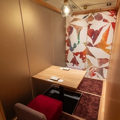 【完全個室】2名様でご利用可能なテーブル個室をご用意しております。デートや記念日にもピッタリで、ゆっくりと過ごしやすい人気のお席となっております！