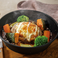 料理メニュー写真&nbsp;黒毛和牛チーズバーグ～濃厚ビーフシチュー仕立て～