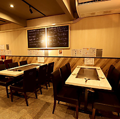席タイプ：テーブル鉄板付きのテーブル席は、ご家族やご友人とのお食事はもちろん、飲み会や会食にも使いやすいお席です。ゆったりとした空間でお食事をお楽しみください。