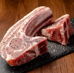 食べ応えバツグンな逸品！表面がこんがり、柔らかく旨味溢れる食感がたまらない骨付きラムチョップ☆