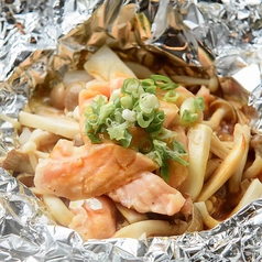 鮭ハラスと3種きのこのバターホイル焼き
