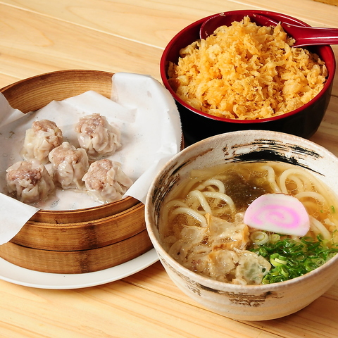 大阪の出汁を活かしたかすうどんをご提供♪外国のお客様にもおすすめです！
