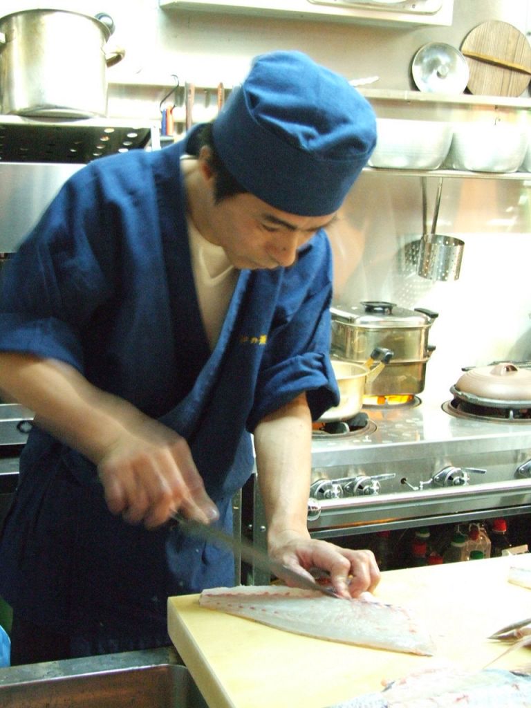 カウンターだと、おやじさんの華麗な手さばきも見れる。食べる魚の調理過程っておもしろい!!
