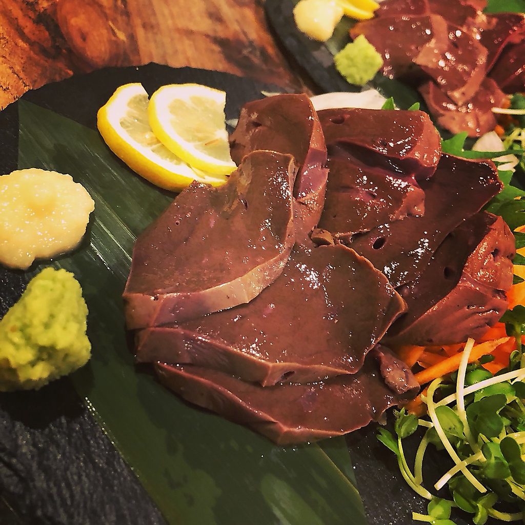 超人気！馬のレバ刺し！！原価無視の厚切り新鮮のレバ刺しは連日売切れ必死の看板メニュー！