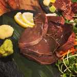 超人気！馬のレバ刺し！！原価無視の厚切り新鮮のレバ刺しは連日売切れ必死の看板メニュー！