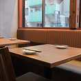 程よい距離感で会話が弾むテーブル席です。大切な方との語らいや、気の置けない友人とのお食事にぴったりな空間となっております◎美味しい九州グルメを囲めば、さらに楽しい雰囲気になること間違いなし。温かみのある店内の雰囲気を感じながら、素敵な夜をお過ごしください。 ※写真は「立川店」です。