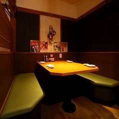 【2名様からご利用可能なボックス席】柳井駅から徒歩1分の海鮮居酒屋！デートや仕事帰りのカジュアルな飲み会などにおすすめ。落ち着いた和風のプライベート空間はお誕生日や記念日のお祝いにもおすすめです。はなの舞のこだわりの料理と厳選したお酒をゆっくりお楽しみいただける寛ぎ空間となっております。
