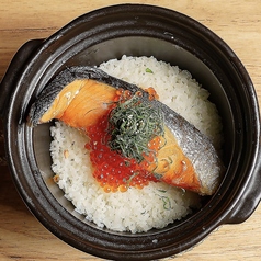 炊き立て土鍋から立ちのぼる香りと鮭いくらの贅沢な旨味が広がる一品。コースでしか味わえない土鍋ご飯ですの写真