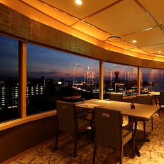 【全席窓側】福岡の美しい夜景を一望出来るお席です