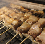 絶妙な焼き目が食欲をそそる、アマケンの焼き鳥。厳選部位を含む多彩な串をぜひ一度ご賞味ください！