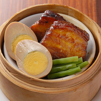 【名物】何時間も煮込んで仕上げた、とろとろのラフテー