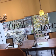 入口直進 奥右 &nbsp;お席の連結可能でので、大人数でもご利用いただけます。