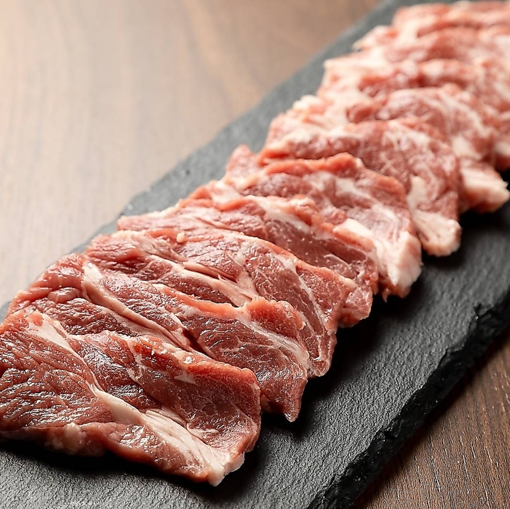 厳選ロース肉は、クセのない上品な甘みと羊肉ならではの深いコクが魅力！ご飯との相性バツグンです！