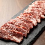 厳選ロース肉は、クセのない上品な甘みと羊肉ならではの深いコクが魅力！ご飯との相性バツグンです！