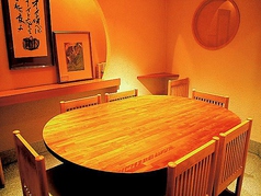 8名様まで収容可能な完全個室。半円形状のテーブルは顔合わせやご接待に最適