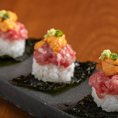 雲丹と本鮪中落の一口寿司２個