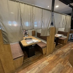 ゆったり座れるテーブル席も多く、家族でも友だち同士でも快適に過ごせる明るい焼肉空間が魅力です★