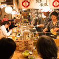 【ほっとするひとときを◎】焼きたて餃子を囲み、会話も箸も止まらない楽しいひとときを過ごせるカウンター席。さらに、もつ鍋の湯気に包まれた温かみのある空間で、気取らずゆったりとお寛ぎいただけます。仲間との語らいや、ほっと一息つきたい時にもぴったりです♪お腹も心も満たされる楽しいひとときをご堪能ください。