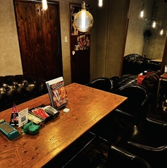 二階の完全個室です。6から12名一部半立食なら20名入ります。合コンや女子会、芸能人やスポーツ選手等、特別な方が使われます。結婚式2次会やパーティ、記念日等に人気です。結婚式二次会やパーティー、貸切・記念日・ランチ・女子会に大人気、オススメです。天神・大名・福岡でビール ご飯 焼き鳥 焼鳥 焼肉 
