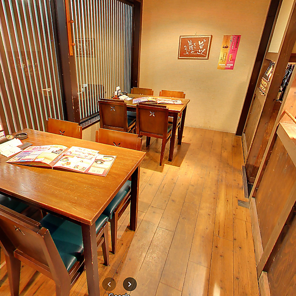 4名テーブル×3席ご用意しています。ゆったり座れるテーブル席です。