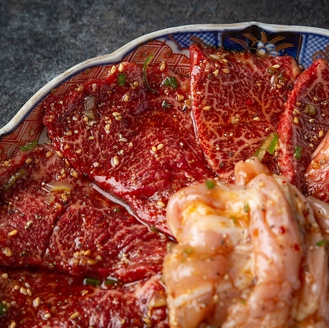 囲炉裏でじっくりと焼き上げる【鶏×牛】焼肉専門店。新感覚グルメをご堪能下さい！