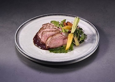 鴨胸肉の炭火焼き ブラットオレンジとバローロのソース