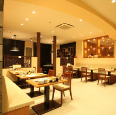 少人数からグループまで使いやすく、料理をシェアしながらワイワイ盛り上がれるのも魅力。落ち着いた雰囲気で、ゆったり食事を楽しむなら、テーブル席がおすすめです。