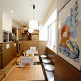 木のぬくもりに包まれた明るい店内で、どなたでも気兼ねなく過ごせる雰囲気づくりを心がけております。隠れ家的な空間はデートやご友人同士の語らいにもぴったり。おいしい料理と楽しい時間をお過ごしいただけるはずです。