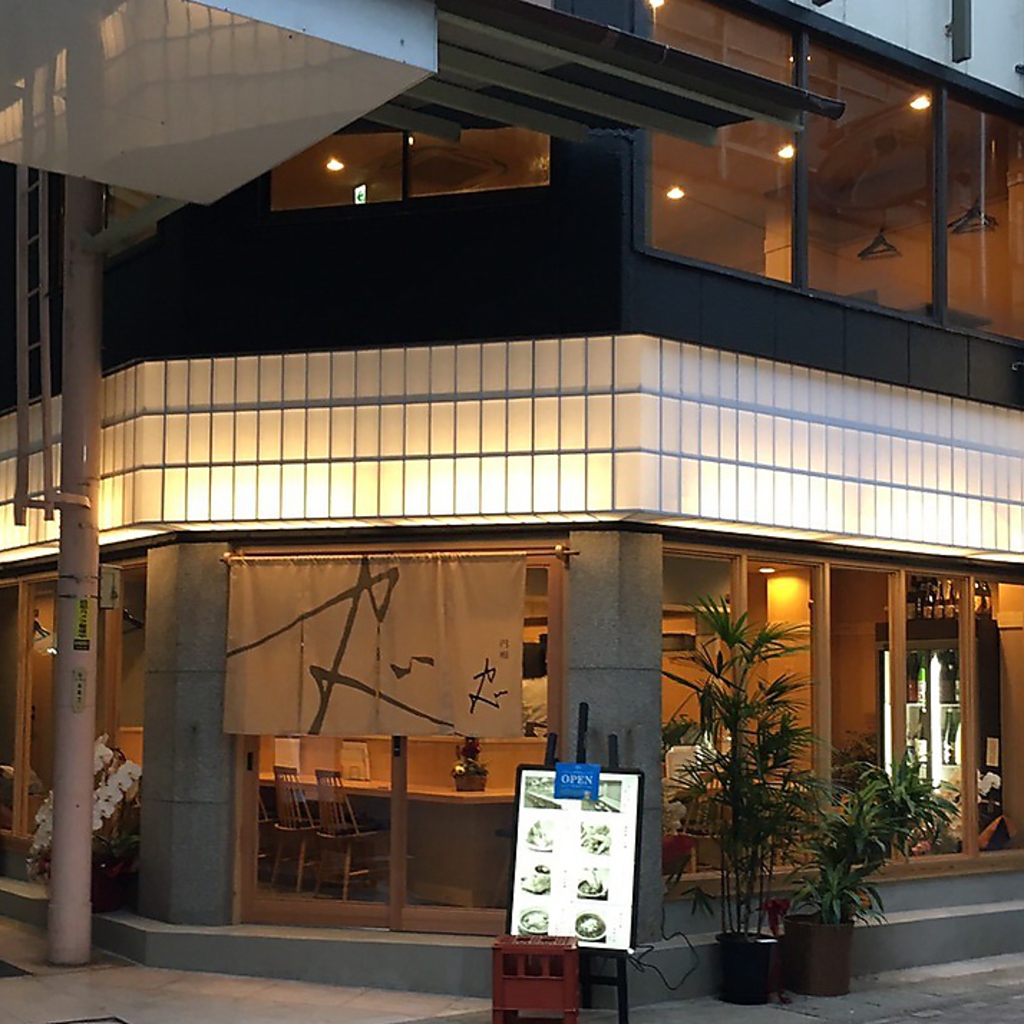 駅から徒歩2分。玉宮通りの入り口にございます