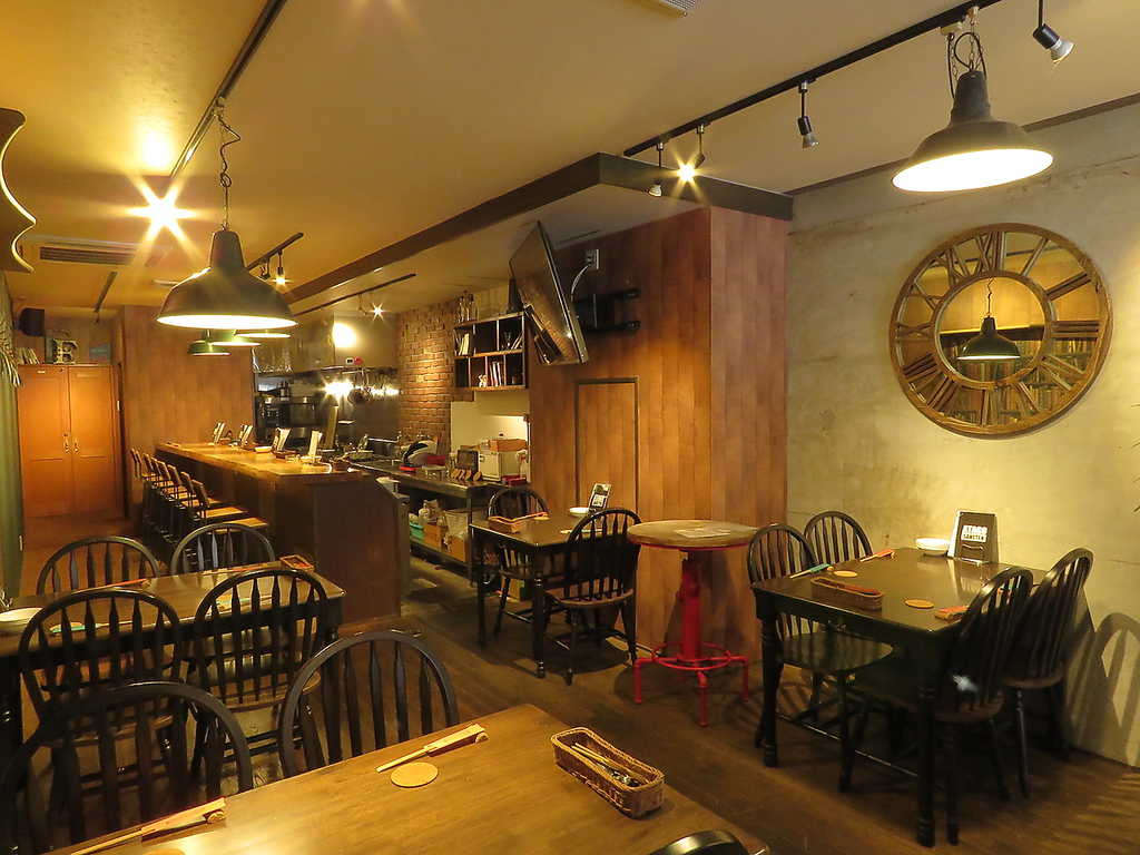 大人おしゃれな店内♪テーブル、カウンター、立ち飲みスペースもあり★