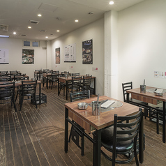 白を基調とした明るい店内。4人テーブル中心ですが、他に2人掛けテーブルが2席だけあります。静かに向き合える距離感で、デートや少人数の語らいに最適。予約優先、早めのご来店がおすすめです。照明はやわらかく、周囲の音も気になりにくい配置。誕生日や記念日の前後にも、落ち着いて話せる特等席。