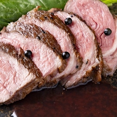 子羊ランプ肉の窯焼き デュカ添え