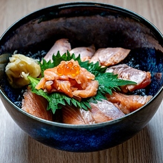 飲めるサーモン丼 低温調理と炙り