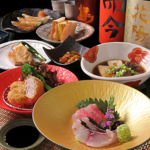 餃子・肉料理や鮮魚のお造りなどの自慢の逸品の数々と豊富な季節の日本酒が人気