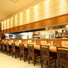 勝ちゃんのカウンター席は、おひとり様や少人数での利用にぴったり。目の前で焼き上がる名物の餃子や塩焼きそば、回鍋肉などの中華料理を、熱々のまま楽しめる特等席です。店主の調理の様子を間近で見ながら、料理の香りとライブ感を堪能できるのも魅力。