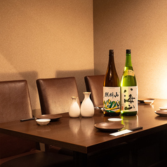 ゆったりとくつろげるテーブル個室空間は、接待などのビジネスシーンはもちろん、デートや少人数の宴会にもご利用いただけます。週末は、家族連れで温かいひとときを満喫。カップルや女子会でも気軽に入れるような安心感があります。落ち着いてゆっくりと厳選したドリンクと料理をお楽しみください。