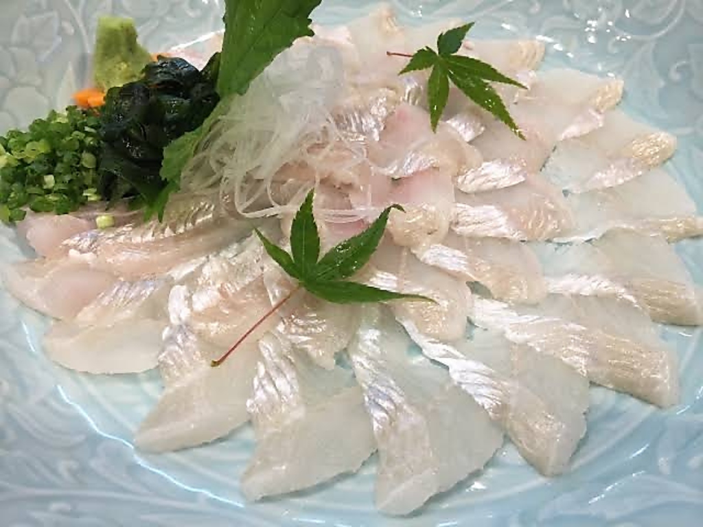 隠れ広島名物、穴子のお刺身。コレは食わなきゃ損です。白焼き、天ぷらも出来ます。