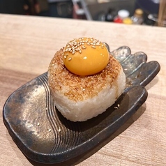 焼きおにぎり卵黄のせ