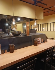 囲炉裏が目の前にあるライブ感満載のカウンター席。お1人様や仕事帰りの少人数でのサク飲みでも気軽にご利用頂けます。