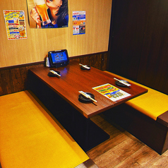 ◆ 仲間とワイワイ楽しめる、3、4名様向けテーブル席！◆ 気軽に集まって乾杯♪ 少人数で盛り上がるならココ！◆ 女子会・友人同士に大人気！ワイワイ過ごせるテーブル席◆ 美味しい料理とお酒で盛り上がれる、ちょうどいい空間◆ 気取らず楽しめる◎ カジュアル飲みにぴったり！