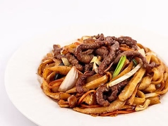 牛肉炒刀削麺／牛肉の炒めトウショウメン